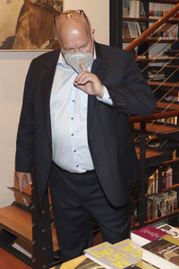 Peter Altmaier besucht Buchhandlung in Hamburg