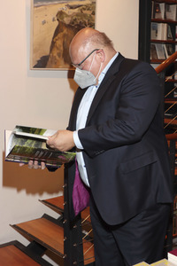 Peter Altmaier besucht Buchhandlung in Hamburg