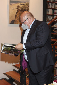 Peter Altmaier besucht Buchhandlung in Hamburg