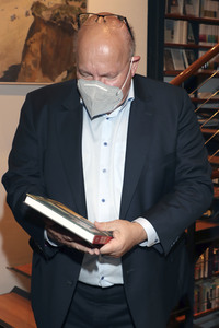 Peter Altmaier besucht Buchhandlung in Hamburg