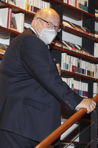 Peter Altmaier besucht Buchhandlung in Hamburg