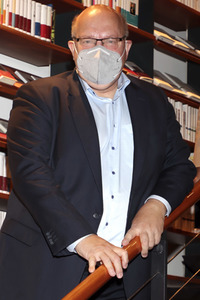 Peter Altmaier besucht Buchhandlung in Hamburg