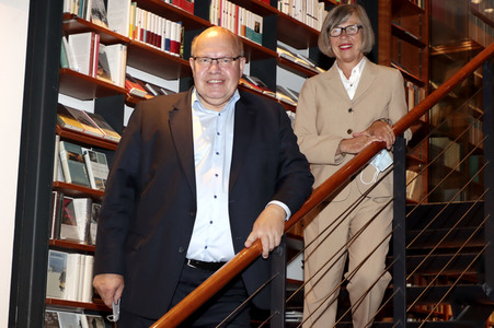 Peter Altmaier besucht Buchhandlung in Hamburg