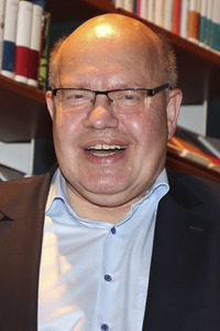 Peter Altmaier besucht Buchhandlung in Hamburg