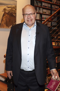 Peter Altmaier besucht Buchhandlung in Hamburg