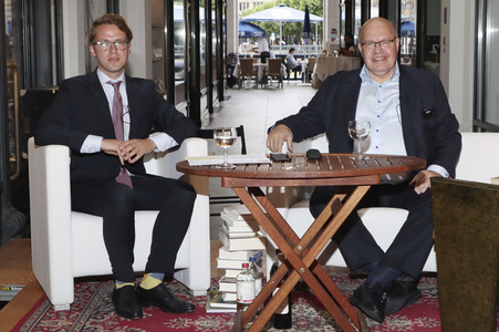 Peter Altmaier besucht Buchhandlung in Hamburg