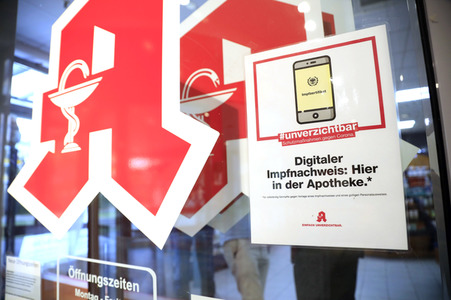Symbolfoto Digitaler Impfnachweis in Apotheken
