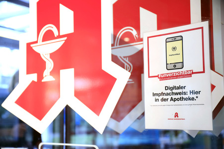 Symbolfoto Digitaler Impfnachweis in Apotheken