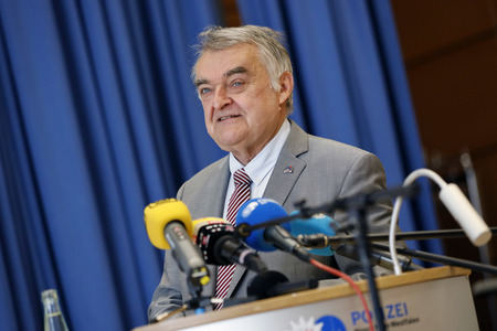 Herbert Reul informiert sich über VU-Teams in Köln