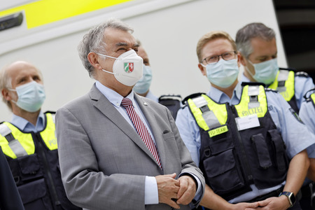 Herbert Reul informiert sich über VU-Teams in Köln