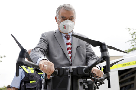 Herbert Reul informiert sich über VU-Teams in Köln