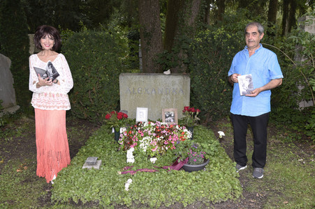Cornelia Corba besucht das Grab von Alexandra in München