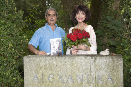 Cornelia Corba besucht das Grab von Alexandra in München