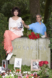Cornelia Corba besucht das Grab von Alexandra in München