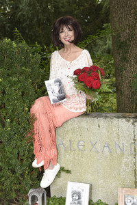 Cornelia Corba besucht das Grab von Alexandra in München
