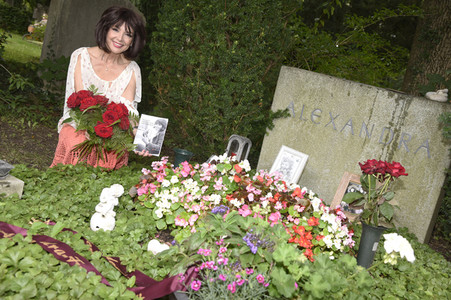 Cornelia Corba besucht das Grab von Alexandra in München
