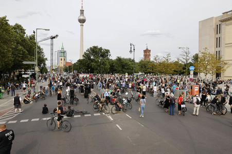 Querdenker-Trauerzug in Gedenken an Sascha in Berlin