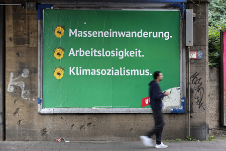 Ein Plakat der Kampagne 'Grüner Mist' in Köln