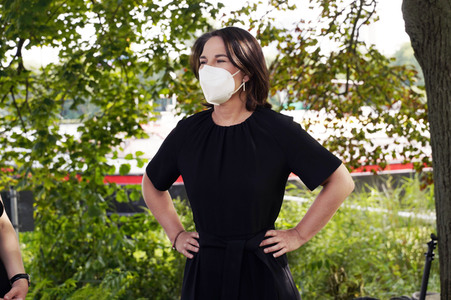 Olaf Scholz und Annalena Baerbock bei der Veranstaltung 'Frauen Stimmen Gewinnen' in Potsdam
