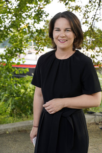 Olaf Scholz und Annalena Baerbock bei der Veranstaltung 'Frauen Stimmen Gewinnen' in Potsdam