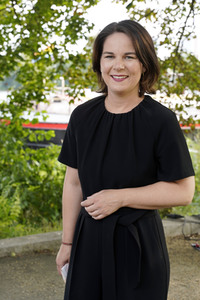 Olaf Scholz und Annalena Baerbock bei der Veranstaltung 'Frauen Stimmen Gewinnen' in Potsdam