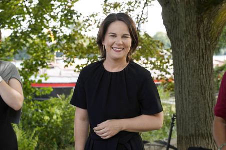 Olaf Scholz und Annalena Baerbock bei der Veranstaltung 'Frauen Stimmen Gewinnen' in Potsdam