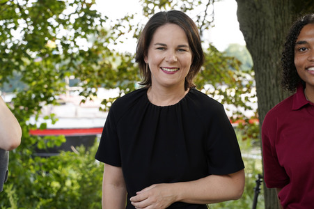 Olaf Scholz und Annalena Baerbock bei der Veranstaltung 'Frauen Stimmen Gewinnen' in Potsdam