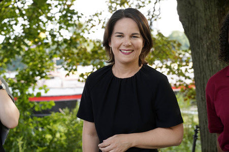 Olaf Scholz und Annalena Baerbock bei der Veranstaltung 'Frauen Stimmen Gewinnen' in Potsdam