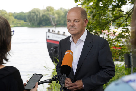 Olaf Scholz und Annalena Baerbock bei der Veranstaltung 'Frauen Stimmen Gewinnen' in Potsdam