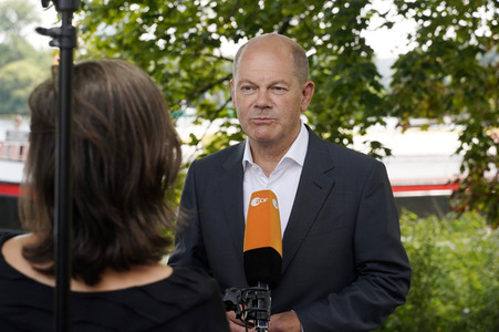 Olaf Scholz und Annalena Baerbock bei der Veranstaltung 'Frauen Stimmen Gewinnen' in Potsdam