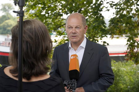 Olaf Scholz und Annalena Baerbock bei der Veranstaltung 'Frauen Stimmen Gewinnen' in Potsdam
