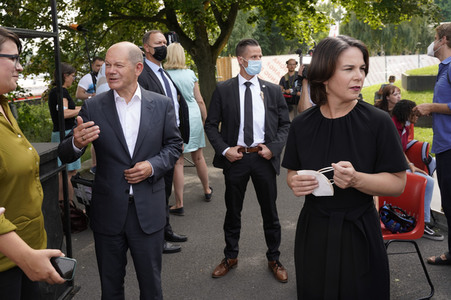 Olaf Scholz und Annalena Baerbock bei der Veranstaltung 'Frauen Stimmen Gewinnen' in Potsdam