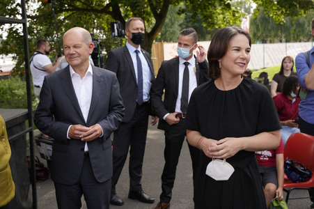 Olaf Scholz und Annalena Baerbock bei der Veranstaltung 'Frauen Stimmen Gewinnen' in Potsdam