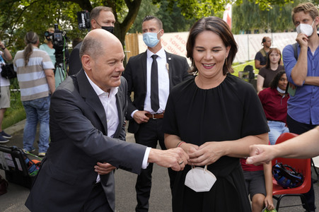 Olaf Scholz und Annalena Baerbock bei der Veranstaltung 'Frauen Stimmen Gewinnen' in Potsdam
