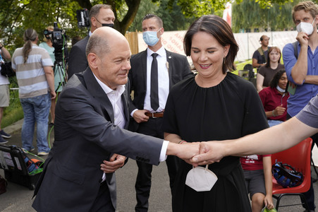 Olaf Scholz und Annalena Baerbock bei der Veranstaltung 'Frauen Stimmen Gewinnen' in Potsdam