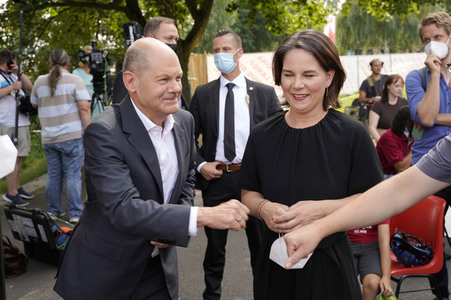 Olaf Scholz und Annalena Baerbock bei der Veranstaltung 'Frauen Stimmen Gewinnen' in Potsdam