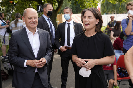 Olaf Scholz und Annalena Baerbock bei der Veranstaltung 'Frauen Stimmen Gewinnen' in Potsdam