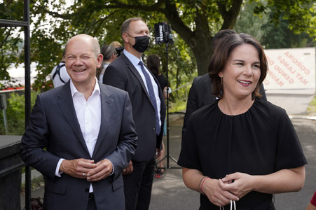 Olaf Scholz und Annalena Baerbock bei der Veranstaltung 'Frauen Stimmen Gewinnen' in Potsdam