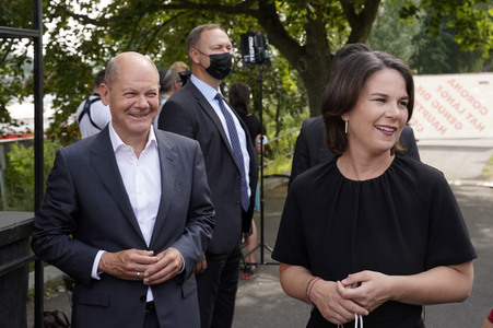 Olaf Scholz und Annalena Baerbock bei der Veranstaltung 'Frauen Stimmen Gewinnen' in Potsdam