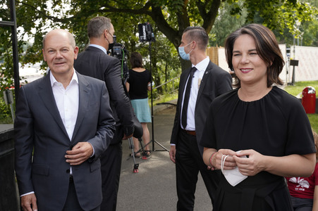 Olaf Scholz und Annalena Baerbock bei der Veranstaltung 'Frauen Stimmen Gewinnen' in Potsdam