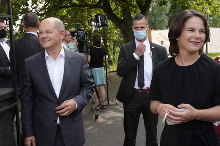 Olaf Scholz und Annalena Baerbock bei der Veranstaltung 'Frauen Stimmen Gewinnen' in Potsdam