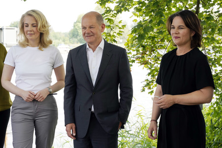 Olaf Scholz und Annalena Baerbock bei der Veranstaltung 'Frauen Stimmen Gewinnen' in Potsdam