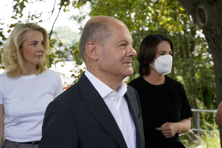 Olaf Scholz und Annalena Baerbock bei der Veranstaltung 'Frauen Stimmen Gewinnen' in Potsdam