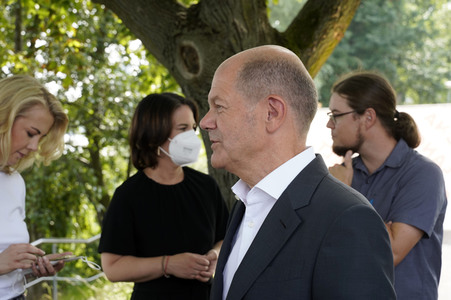 Olaf Scholz und Annalena Baerbock bei der Veranstaltung 'Frauen Stimmen Gewinnen' in Potsdam