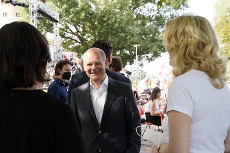 Olaf Scholz und Annalena Baerbock bei der Veranstaltung 'Frauen Stimmen Gewinnen' in Potsdam
