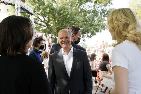 Olaf Scholz und Annalena Baerbock bei der Veranstaltung 'Frauen Stimmen Gewinnen' in Potsdam