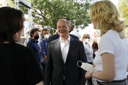 Olaf Scholz und Annalena Baerbock bei der Veranstaltung 'Frauen Stimmen Gewinnen' in Potsdam