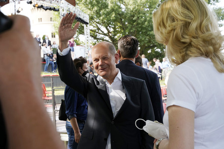 Olaf Scholz und Annalena Baerbock bei der Veranstaltung 'Frauen Stimmen Gewinnen' in Potsdam