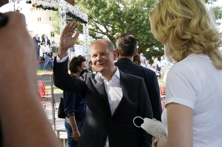 Olaf Scholz und Annalena Baerbock bei der Veranstaltung 'Frauen Stimmen Gewinnen' in Potsdam