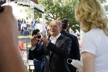 Olaf Scholz und Annalena Baerbock bei der Veranstaltung 'Frauen Stimmen Gewinnen' in Potsdam